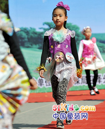 4月19日,在太原市东岗小学,小模特们身着环保材料制成的"时装"进行