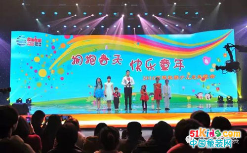 CCTV2016环球旅行少儿元旦晚会主持人穿着汪小荷中式礼服广受好评