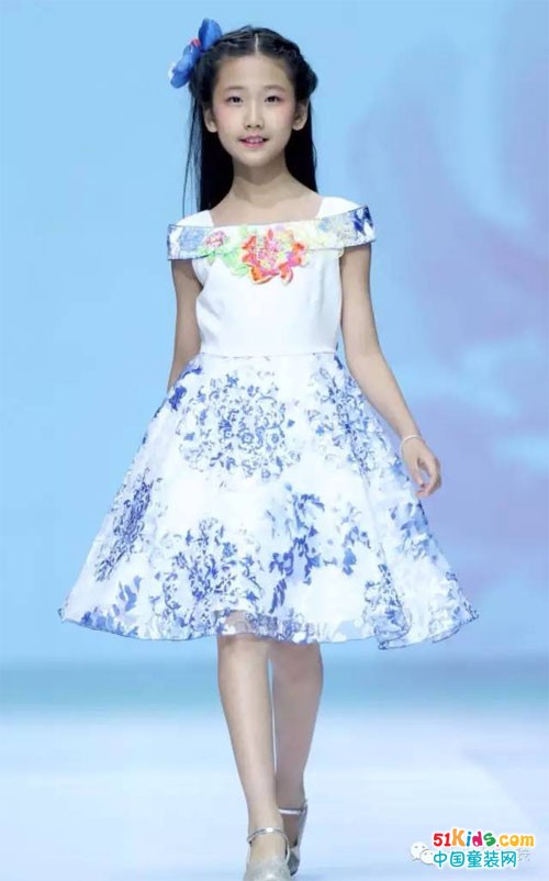 中国国际时装周汪小荷大秀回放：青花瓷变“青花磁”，秀场变磁场，魅力不可挡