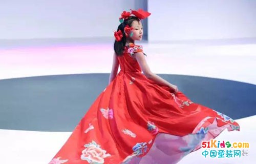 梅赛德斯—奔弛中国国际时装周汪小荷童装发布会在京举行