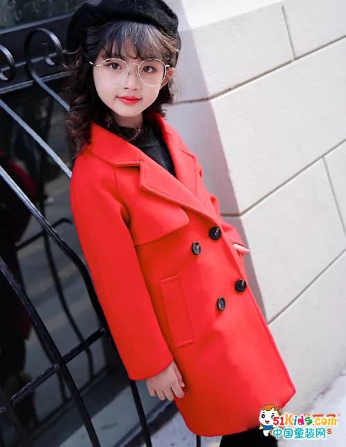 保暖又吸睛红色外套 展现小公主优雅气质