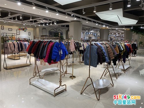 广州思宾服饰分享：品牌折扣童装实体店有什么样发展趋势