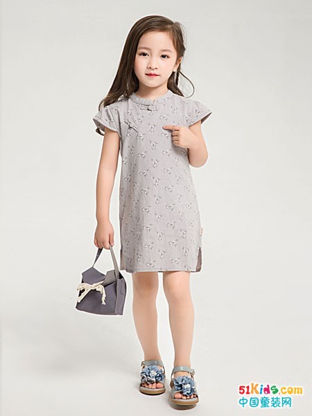 四五岁的小女孩应该挑什么样的裙子？碎花裙怎么穿更好看？