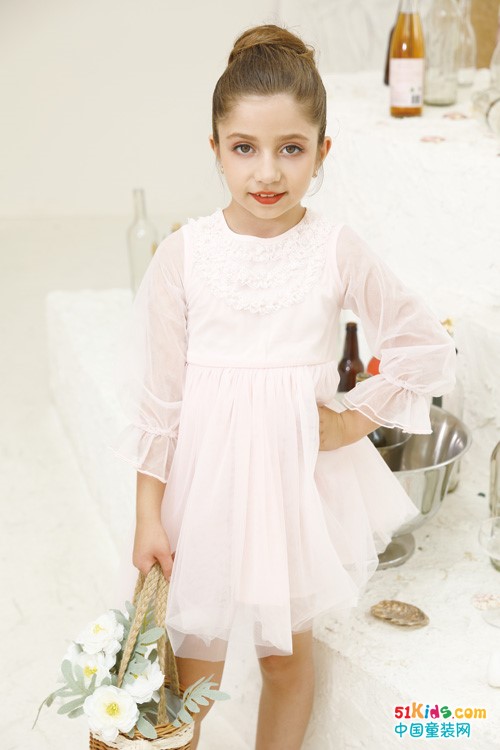 今秋流行那款简约的时尚女裙？如何把白裙子穿出童星范儿？