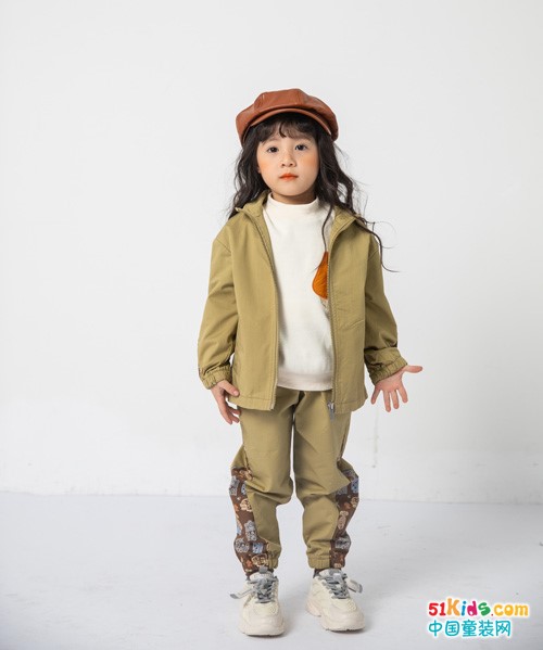 如何把小女孩打扮得潮酷一点？三四岁小女孩适合什么风格的运动装？